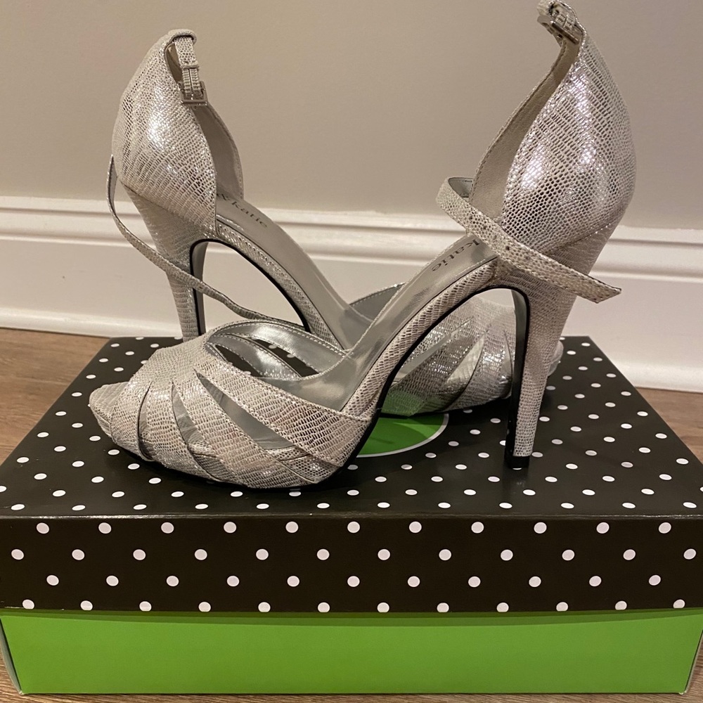 NWT Kelly & Katie Silver KK Duchess Heels